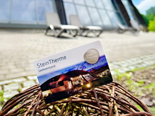 Sparen Sie 5 % bei den Eintrittsleistungen der SteinTherme Bad Belzig mit dem Erwerb einer Geldwertkarte. Die Gültigkeit der Geldwertkarte ist auf 3 Jahre begrenzt und beginnt mit dem Kaufdatum bzw. der Wiederaufladung.<div>Die Geldwertkarte ist übertragbar.</div><div><br></div><div>Sie haben die Möglichkeit, die Geldwertkarte in der gesamten SteinTherme zu nutzen. Bitte beachten Sie, dass die Rabatte nur auf Eintrittsleitungen gelten und nicht mit anderen Rabatten kombinierbar sind.</div>
